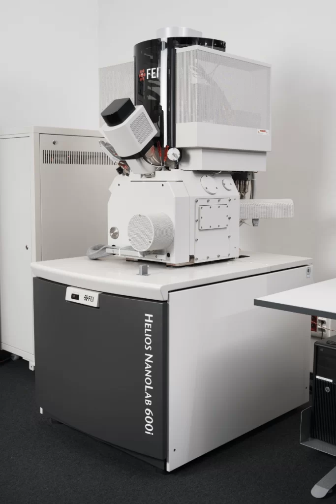 Mikroskop SEM Ga FIB FEI Helios NanoLab 600i 683x1024 1