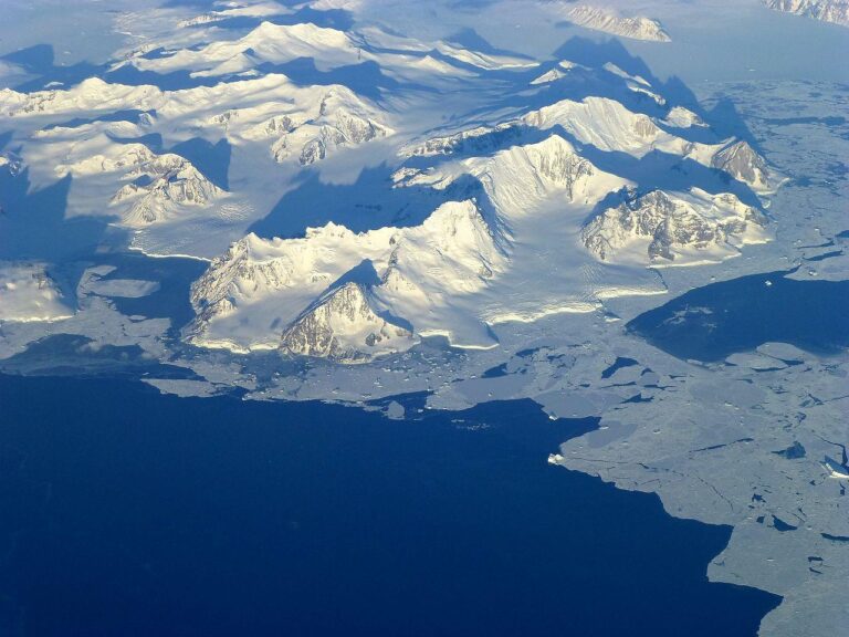 1280px Coastal mountains   Antarctic Peninsula1 768x576